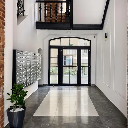 Underground Level Close To The Market Square In By Renters Apartman *