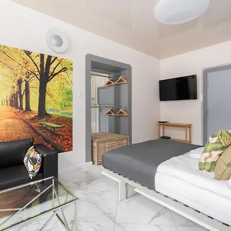 Apartament Underground Level Close To The Market Square In By Renters *