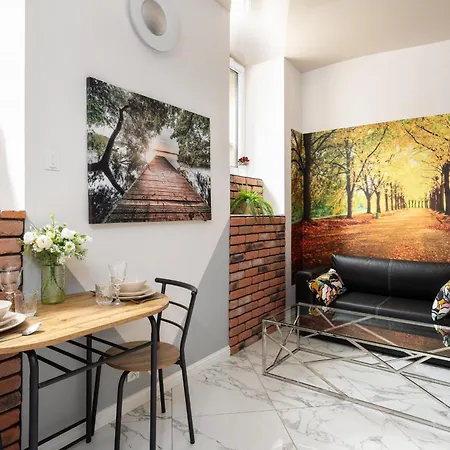 Underground Level Close To The Market Square In By Renters * 포즈난