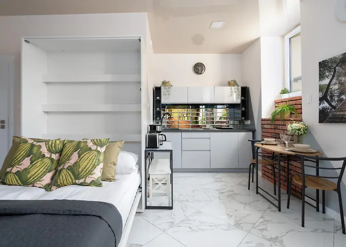 Underground Level Close To The Market Square In By Renters شقة بوزنان